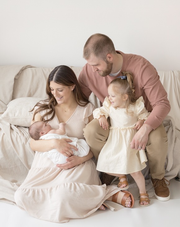 Family portrait with spring family photo outfit ideas
