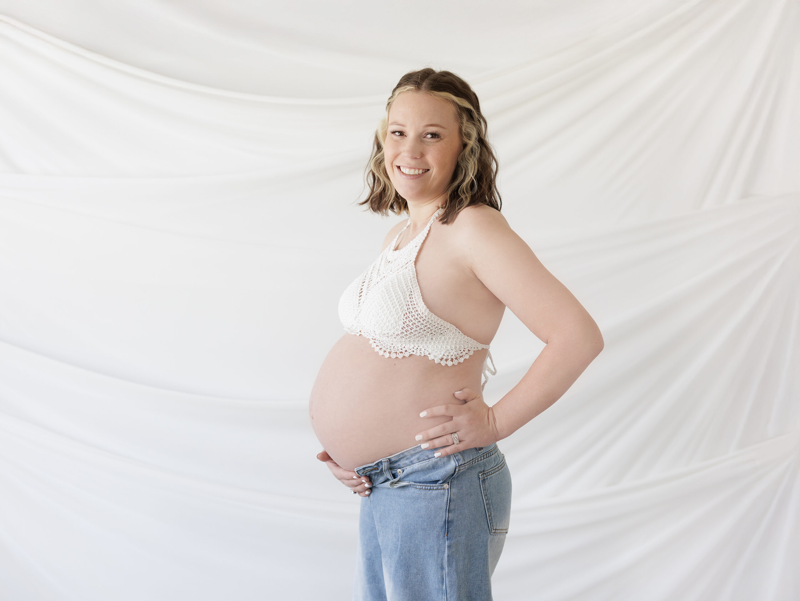 Pregnant mama posing for maternity photoshoot tips