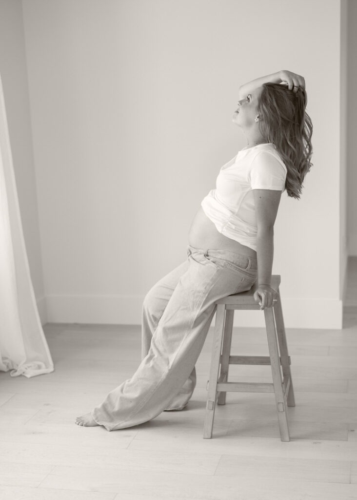 expecting mom at causal maternity photoshoot